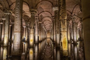 Bazilika Sarnıcı - İmparator Justinianus 'un altıncı yüzyılda İstanbul, Türkiye' de inşa ettiği yeraltı su deposu. Bazilika Sarnıcı, (Yerebatan), İstanbul, Türkiye.