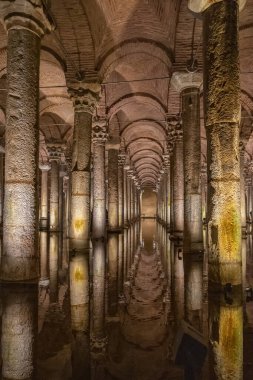 Bazilika Sarnıcı - İmparator Justinianus 'un altıncı yüzyılda İstanbul, Türkiye' de inşa ettiği yeraltı su deposu. Bazilika Sarnıcı, (Yerebatan), İstanbul, Türkiye.