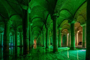 Bazilika Sarnıcı - İmparator Justinianus 'un altıncı yüzyılda İstanbul, Türkiye' de inşa ettiği yeraltı su deposu. Bazilika Sarnıcı, (Yerebatan), İstanbul, Türkiye.