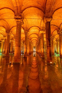 Bazilika Sarnıcı - İmparator Justinianus 'un altıncı yüzyılda İstanbul, Türkiye' de inşa ettiği yeraltı su deposu. Bazilika Sarnıcı, (Yerebatan), İstanbul, Türkiye.