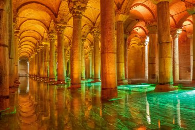 Bazilika Sarnıcı - İmparator Justinianus 'un altıncı yüzyılda İstanbul, Türkiye' de inşa ettiği yeraltı su deposu. Bazilika Sarnıcı, (Yerebatan), İstanbul, Türkiye.