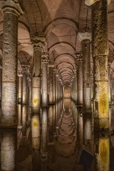 Bazilika Sarnıcı - İmparator Justinianus 'un altıncı yüzyılda İstanbul, Türkiye' de inşa ettiği yeraltı su deposu. Bazilika Sarnıcı, (Yerebatan), İstanbul, Türkiye.