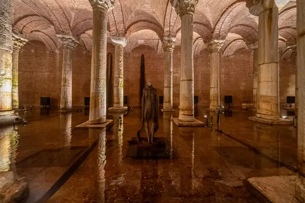 Bazilika Sarnıcı - İmparator Justinianus 'un altıncı yüzyılda İstanbul, Türkiye' de inşa ettiği yeraltı su deposu. Bazilika Sarnıcı, (Yerebatan), İstanbul, Türkiye.