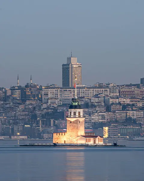 Bakire Kulesi, İstanbul 'un simgelerinden biri. Bakire Kulesi, restorasyondan sonra yeni bir görünüm. Uskudar, İstanbul, Türkiye.