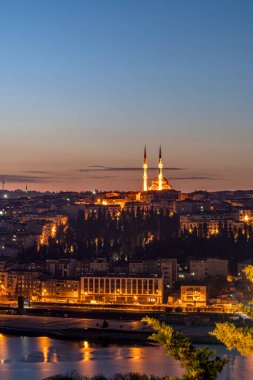 Pierre Loti Tepesi 'nden İstanbul manzarası. Golden Horn Bay ile güzel bir şehir manzarası, gün doğumunda binalar ve gökyüzü. Duvar kağıdı veya rehberi için seyahat arkaplanı