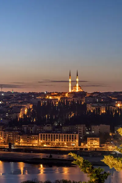 Pierre Loti Tepesi 'nden İstanbul manzarası. Golden Horn Bay ile güzel bir şehir manzarası, gün doğumunda binalar ve gökyüzü. Duvar kağıdı veya rehberi için seyahat arkaplanı