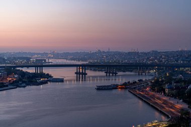 Pierre Loti Tepesi 'nden İstanbul manzarası. Golden Horn Bay ile güzel bir şehir manzarası, gün doğumunda binalar ve gökyüzü. Duvar kağıdı veya rehberi için seyahat arkaplanı