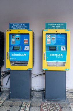 İstanbul, Türkiye - 14 Nisan 2024: İstanbul Büyükşehir Belediyesi İstanbul seyahat kartı para yükleme makinesi.