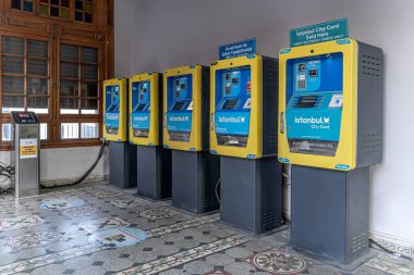 İstanbul, Türkiye - 14 Nisan 2024: İstanbul Büyükşehir Belediyesi İstanbul seyahat kartı para yükleme makinesi.