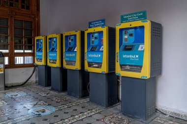 İstanbul, Türkiye - 14 Nisan 2024: İstanbul Büyükşehir Belediyesi İstanbul seyahat kartı para yükleme makinesi.