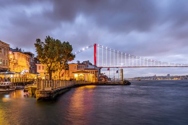 Türkiye, İstanbul; 25 Mayıs 2024; Beylerbeyi bölgesinden Muhteşem Boğaz manzarası. Boğaz gece görüşü. Bosporus Köprüsü, 15 Temmuz Şehitler Köprüsü. (15 Temmuz Sehitler Koprusu). İstanbul