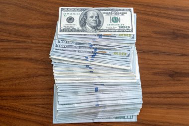 Para, Amerikan doları banknotları. Tahta masaya saçılmış dolar banknotları. Finans, İş, tasarruf ve ekonomi kavramları.