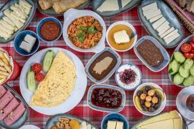 Kahvaltı masası. Geleneksel Türk kahvaltısı çeşitli aperatifler, aperatifler, tatlılar, hamur işleri, et, sıcak ve soğuk yemekler ve çay. Türkçesi 'Serpme Kahvalti'
