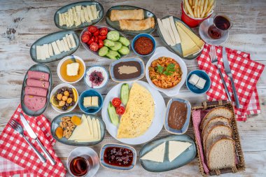 Kahvaltı masası. Geleneksel Türk kahvaltısı çeşitli aperatifler, aperatifler, tatlılar, hamur işleri, et, sıcak ve soğuk yemekler ve çay. Türkçesi 'Serpme Kahvalti'