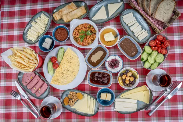 Kahvaltı masası. Geleneksel Türk kahvaltısı çeşitli aperatifler, aperatifler, tatlılar, hamur işleri, et, sıcak ve soğuk yemekler ve çay. Türkçesi 'Serpme Kahvalti'