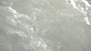 berrak su nehre koşma