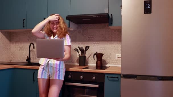 Sorrindo Jovem Mulher Europeia Conferindo Line Usando Aplicativo Laptop Cozinha — Vídeo de Stock