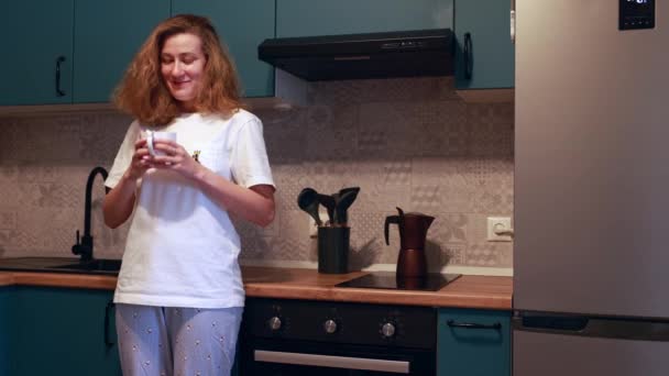 Mutfakta Durup Kahve Içen Gülümseyen Bir Kızın Portresi Kadın Sabahları — Stok video