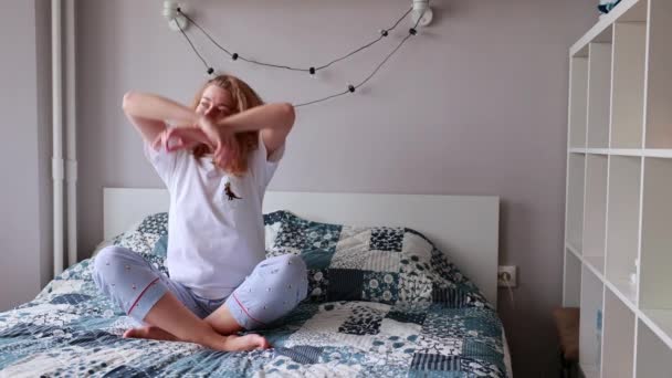 Lat Morgon Ung Flicka Pyjamas Som Sträcker Sig Sängen Sover — Stockvideo