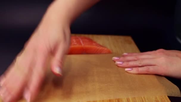 Mãos Das Mulheres Embrulham Pedaços Frescos Crus Salmão Papel Alimentício — Vídeo de Stock