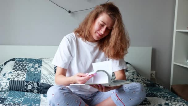 Une Jeune Fille Assoit Sur Canapé Feuillette Les Pages Livre — Video