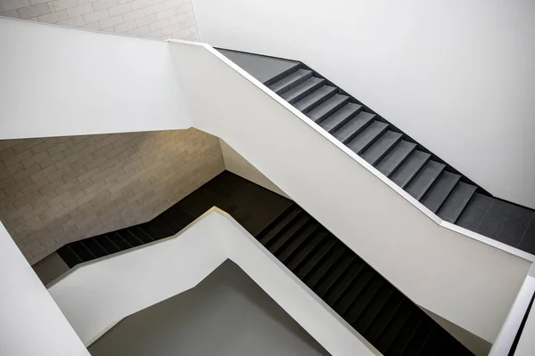Treppchenflüge Schwarz Weiße Treppen Atrium Mit Treppe Hochwertiges Foto — Stockfoto
