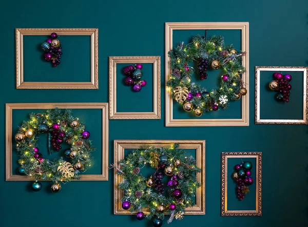 壁にクリスマスの装飾 クリスマスの背景 写真フレームとクリスマスの装飾 高品質の写真 — ストック写真