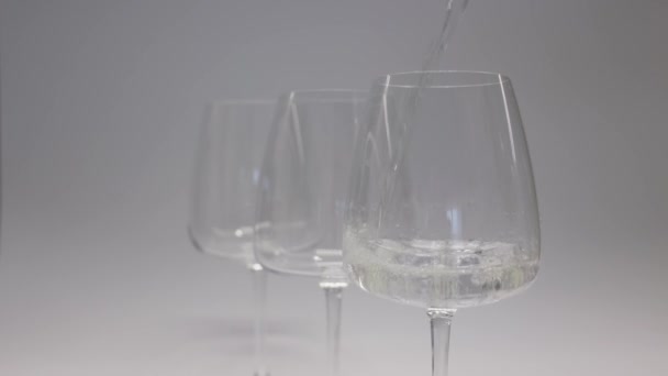 Λευκό Κρασί Κρασί Χύνεται Ένα Ποτήρι Πάνω Λευκό Φόντο Κοντινό — Αρχείο Βίντεο