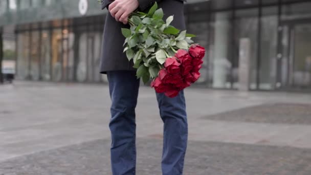 Ένας Άντρας Ένα Μπουκέτο Τριαντάφυλλα Στέκεται Στο Δρόμο Και Περιμένει — Αρχείο Βίντεο