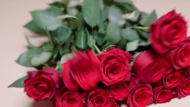 Столі Лежить Букет Червоних Троянд Квіти Розкидані Краплі Води Бруньках — стокове відео