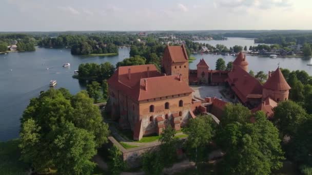 古代の赤レンガ造りの城のドローン写真 夏の日 夕日の光線 リトアニア トラカイ 2022年8月 高品質のフルHd映像 — ストック動画