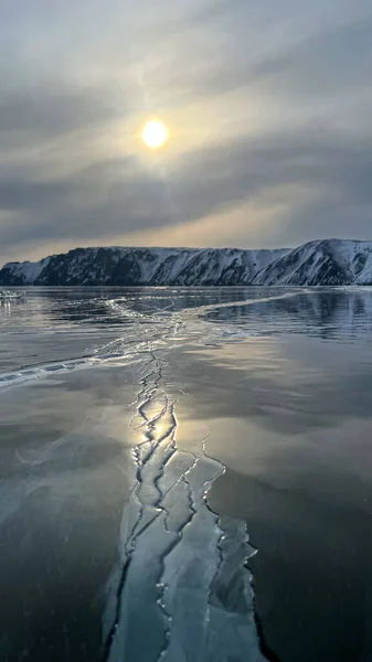Пейзаж Скалы Шаманка Природным Льдом Разбивающимся Ледяной Воде Озере Байкал — стоковое фото