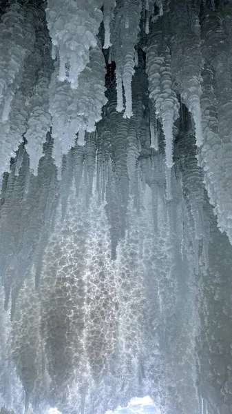 俄罗斯西伯利亚贝加尔湖冰洞中的大冰柱 高质量的照片 — 图库照片
