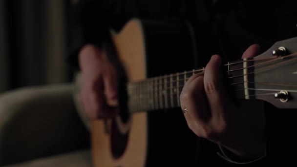Grać Gitarze Muzyk Gra Muzykę Męskie Palce Wyrywają Sznurki Mężczyzna — Wideo stockowe