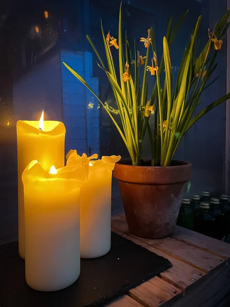 Égő Gyertyák Agyagos Virágcserép Sárga Virágok Gyönyörű Belső Tér Kiváló — Stock Fotó