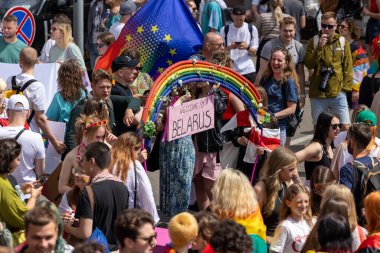 Halk her yıl Litvanya Vilnius 'un cinsel azınlıklarına katılıyor. 01 Temmuz 2023. Yüksek kalite fotoğraf