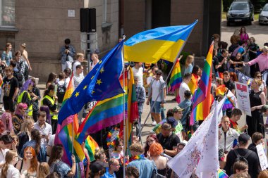 Halk her yıl Litvanya Vilnius 'un cinsel azınlıklarına katılıyor. 01 Temmuz 2023. Yüksek kalite fotoğraf