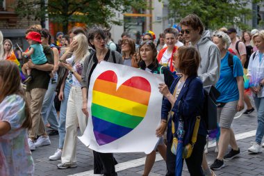 Baltık ülkelerindeki eşcinsel geçit töreni. İnsanlar cinsel azınlıkların yıllık gururuna katılıyorlar. Litvanya, Vilnius 01 Temmuz 2023. Yüksek kalite fotoğraf