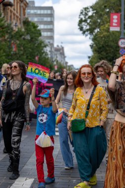 Sevgi posterli küçük çocuk LGBT 'ye katılıyor. Litvanya Vilnius 01 Temmuz 2023. Yüksek kalite fotoğraf