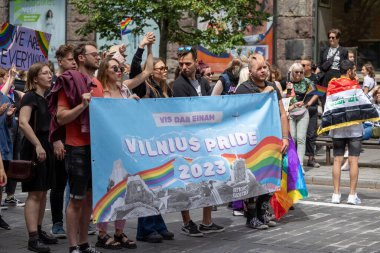 Halk her yıl Litvanya Vilnius 'un cinsel azınlıklarına katılıyor. 01 Temmuz 2023. Yüksek kalite fotoğraf