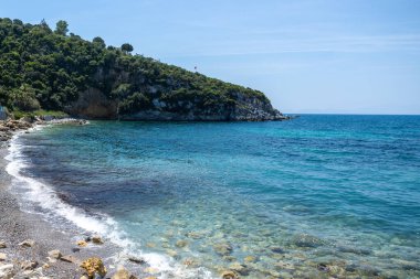 Akdeniz 'in mavi körfezi. Güneş, yeşil doğa, mavi su. Dinlen, denizde tatil yap. Yüksek kalite fotoğraf