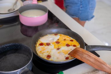 Fırının üstündeki tavada çırpılmış yumurta. Sağlıklı kahvaltı, sabah yemeği. Yüksek kalite fotoğraf