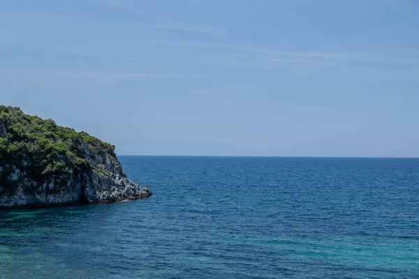 Akdeniz 'in mavi körfezi. Güneş, yeşil doğa, mavi su. Dinlen, denizde tatil yap. Yüksek kalite fotoğraf