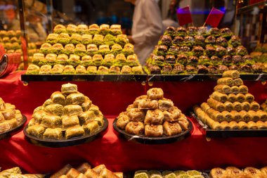 Türk ve Arap geleneksel Ramazan tatlısı - fıstıklı baklava. Bir tezgahta Türk lokumu. Orta Doğu tatlısı. Türk Gıda ve Mutfak Konsepti. Türkiye 'den yenilebilir hediyelik eşya