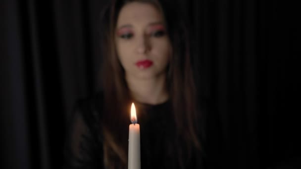 Νεαρή Κοπέλα Βαμπίρ Σβήνει Αναμμένο Κερί Απόκριες Έννοια Εορτασμού Εστίαση — Αρχείο Βίντεο