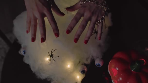 Womens Handen Boven Een Gloeiende Wolk Rook Hekserij Concept Voor — Stockvideo