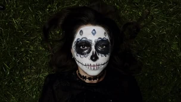 Mädchen Mit Zuckerschädel Gesicht Halloween Und Allerheiligen Hochwertiges Filmmaterial — Stockvideo