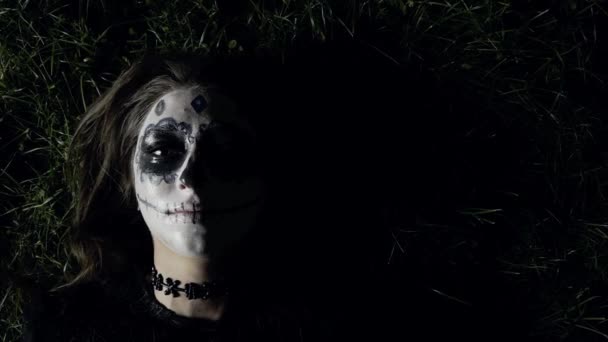 두개골 얼굴을 여자는 잔디에 누워있다 얼굴의 반쪽에 그림자 성도들의 고품질 — 비디오