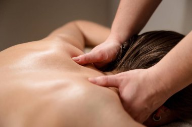 Terapist terapi seansı sırasında iki eliyle omuz kaslarına masaj yapıyor. Stres atma ve sağlık konsepti. Yüksek kalite fotoğraf