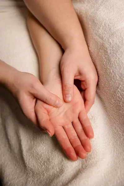 Spa seansı sırasında müşterinin avucuna masaj yapan bir terapist. Stres atma ve sağIık terapisi konsepti. Yüksek kalite fotoğraf